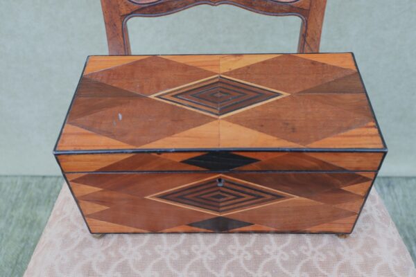 Fine Regency C1825 specimen tea caddy with satinwood interior.