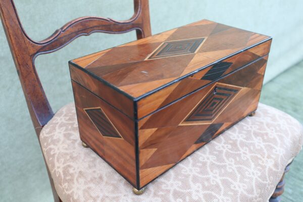 Fine Regency C1825 specimen tea caddy with satinwood interior.
