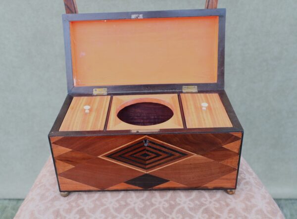 Fine Regency C1825 specimen tea caddy with satinwood interior.